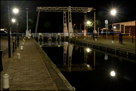 Sluis bij nacht