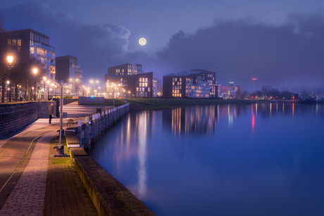 Volle maan boven Deventer en de Pothoofd flats in Overijssel