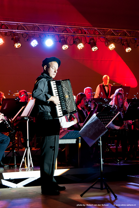 Accordeonist bij sfeervol optreden van de Harmonie