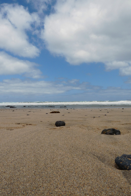 Zee en strand op Lanzarote