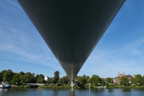 Brug over de maas.