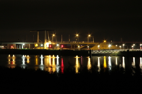 Nachtfoto bij ophaalbrug
