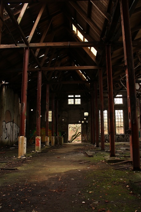 Zacht licht in oude fabriek