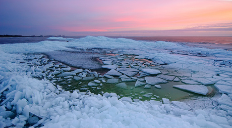 Kruiend ijs bij zonsondergang