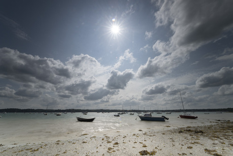 wolkenlucht en deinende bootjes