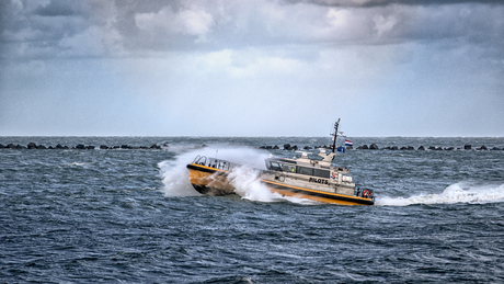 Loodsboot in de storm
