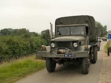 Een REO M35-A2 6X6 truck.