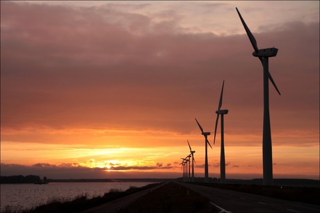 Windmolens en zonsondergang