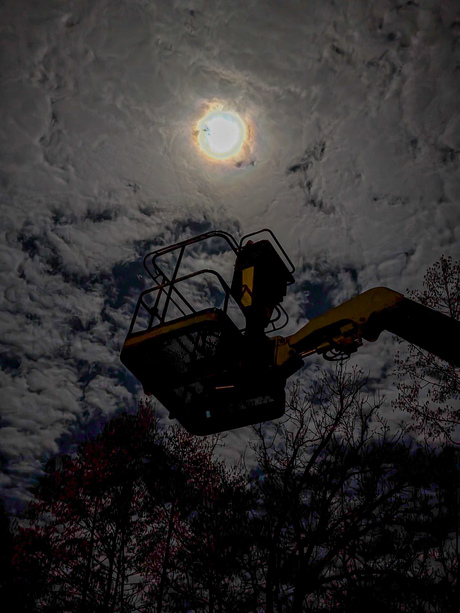 Hoogwerker bij maanlicht 