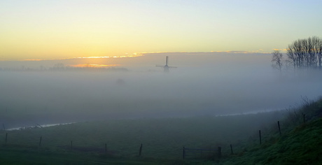 Molen in de ochtend mist.