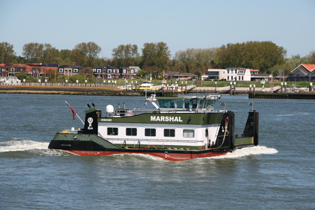 Duwboot Marshal op de Nieuwe Waterweg bij Hoek van Holland.