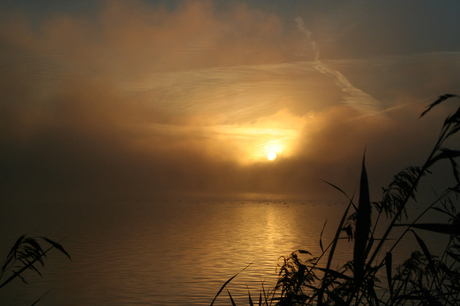 wolken zon mist en kou