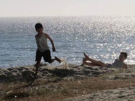 Spelende kinderen op het strand
