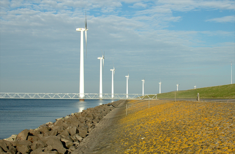 Windmolens langs de dijk