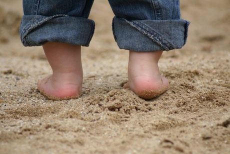 Met het zand tussen de tenen