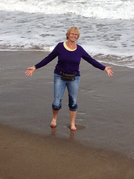 Liesbeth heerlijk aan strand Tennery Wild Coast