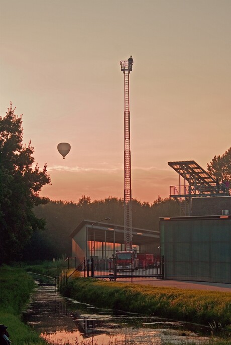 De brandweer bekijkt ballonfiesta