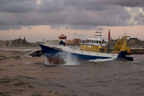 Vissersboot stormt de zee op.