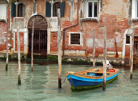 dobberend bootje in Venetië