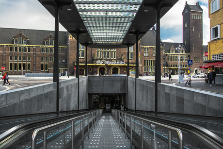 Maastricht, nieuwe ondergrondse fietsenstalling voor stationsgebouw.