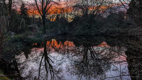 Avond licht weerspiegelt 