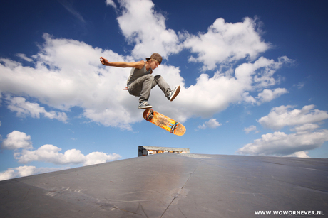 skateboarder van de grond.