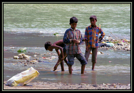 zwerfkinderen aan de ganges