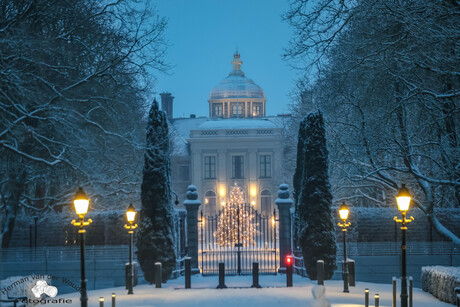Huis ten Bosch bedekt met sneeuw