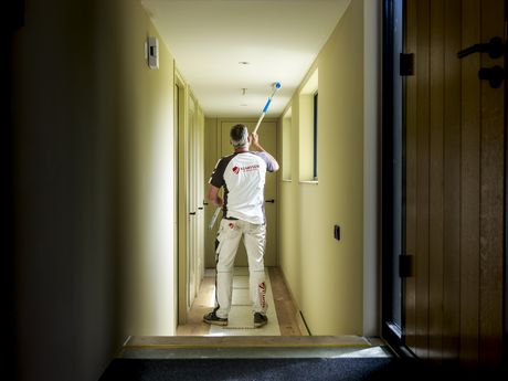 Schilder werkzaamheden in een woonboot