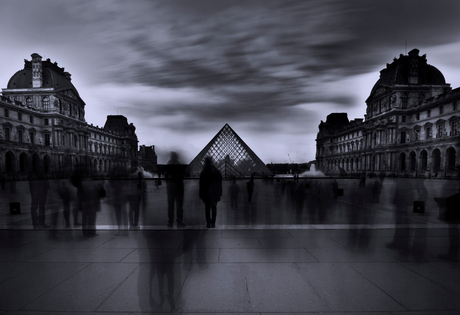 TOURISTS AT LOUVRE