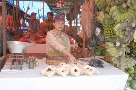 Kippenverkoopster op de markt