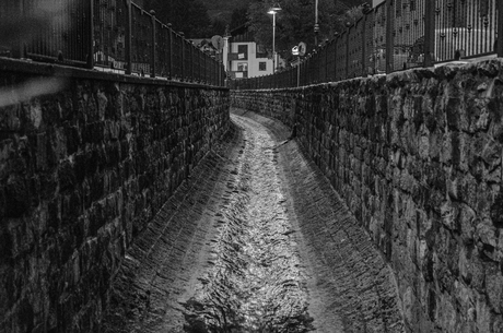 Regenwaterkanaal tussen stenen muren