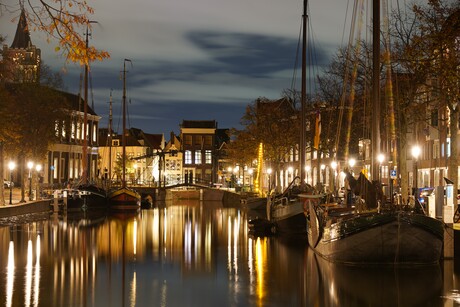 Schiedam in de avond.