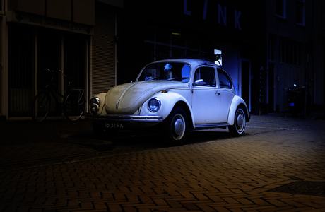 in de schijnwerper   (straat verlichting}