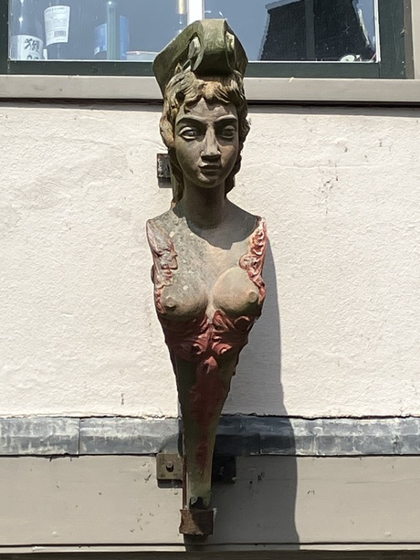 Lipjes getuit,borstjes vooruit