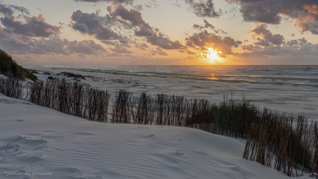 Zonsondergang strand Nes