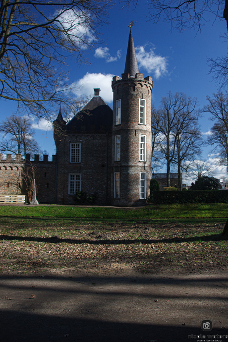 kasteel henkenshage mooi bij lucht en zon.
