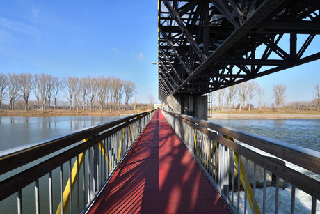 Fietsbrug over de stuw in de Maas.