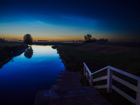 Lichtende nachtwolken in Aduarderzijl