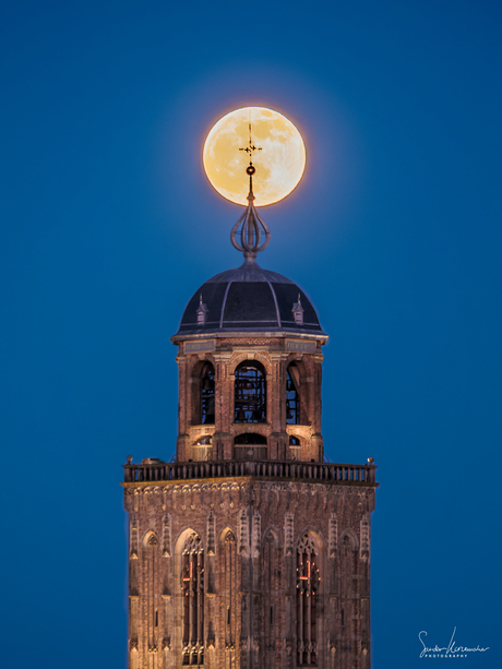 Volle maan boven de Lebuinustoren in Deventer