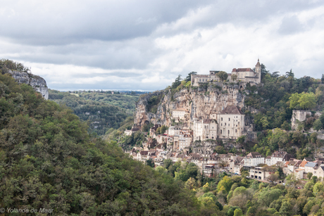 Rocamadour is tegen een rotswand aangebouwd.