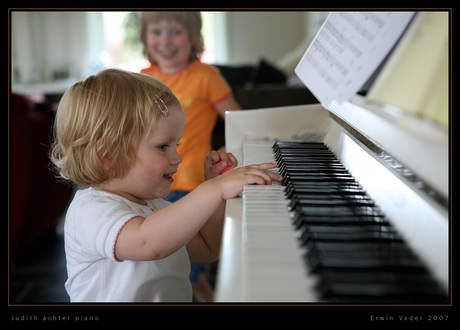 Judith achter piano