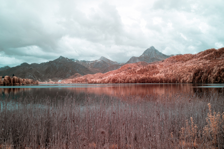 Meer in infrarood - Infrarood  - foto door HiddenLightGallery op 25-05-2022 - locatie: Beieren, Duitsland - deze foto bevat: infrared, infrarood, landschap, meer, wolken, bergen, bewolkt, 590nm, duitsland, canon, canon eos 760d, ef-s18-135mm f/3.5-5.6 is usm, iso 100, diafragma ƒ/8, sluitertijd 1/125s, brandpuntafstand 35mm, wolk, water, lucht, berg, watervoorraden, ecoregio, natuurlijk landschap, hoogland, plant, meer
