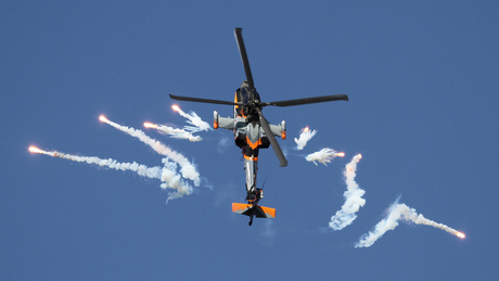 Apache helikopter met flares