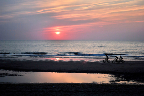 Fietsen op het strand