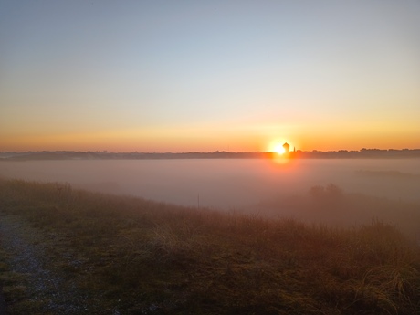 Opkomende zon met mist