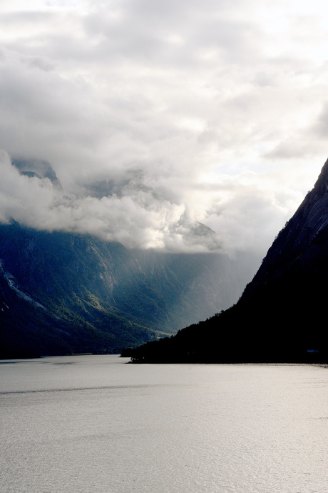 Een fjord met lichteffecten