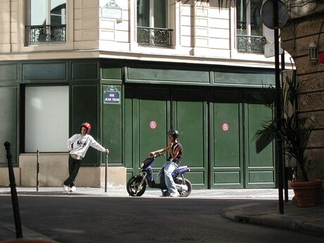 Hangen op straat in Parijs
