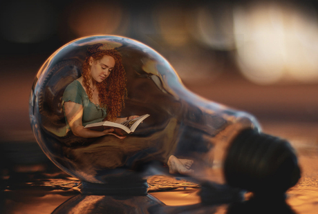 Anne leest in lamp