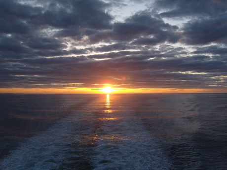 Zon zakt in de zee.